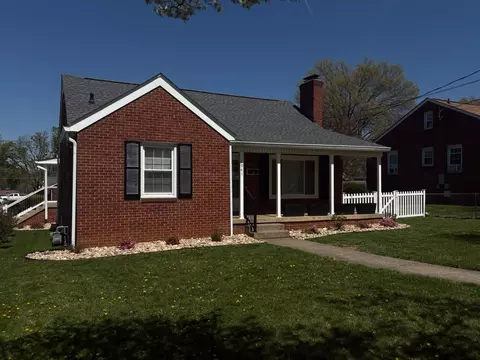 1941 Monticello St, Waynesboro, VA 22980