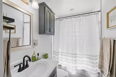 Bath - 918 Washington Ave, Waynesboro, VA 22980 photo 1 of 7