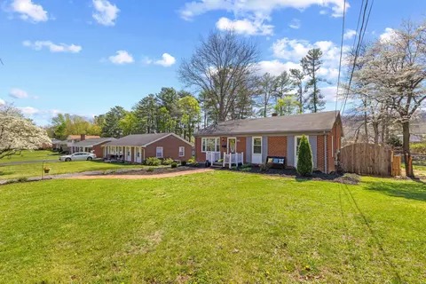 Exterior - 918 Washington Ave, Waynesboro, VA 22980 photo 4 of 17