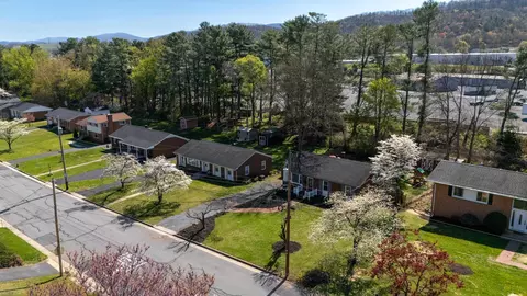 View/Area - 918 Washington Ave, Waynesboro, VA 22980 photo 1 of 13