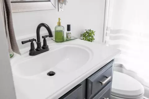 Bath - 918 Washington Ave, Waynesboro, VA 22980 photo 3 of 7