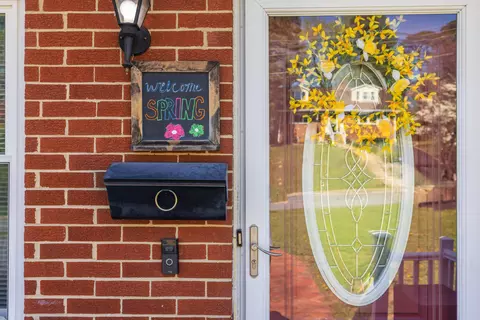 Entry Way - 918 Washington Ave, Waynesboro, VA 22980 photo 1 of 3