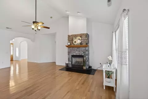Living - 320 Joyce Dr, Bridgewater, VA 22812 photo 2 of 3
