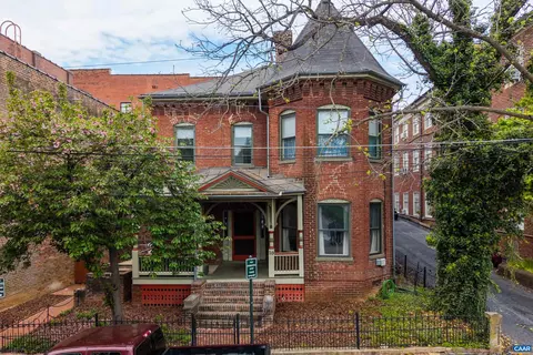 10 N Market St N, Staunton, VA 24401