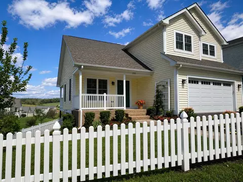 210 Bell Creek Dr, Staunton, VA 24401