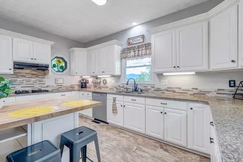 Kitchen - 649 Greyledge Rd, Buchanan, VA 24066 photo 5 of 7