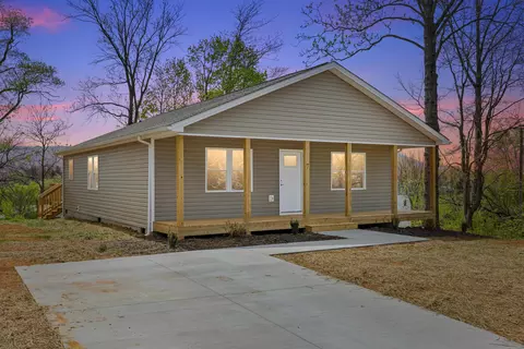 7 W High St, Stuarts Draft, VA 24477