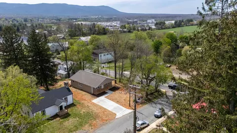 View/Area - 7 W High St, Stuarts Draft, VA 24477 photo 9 of 13