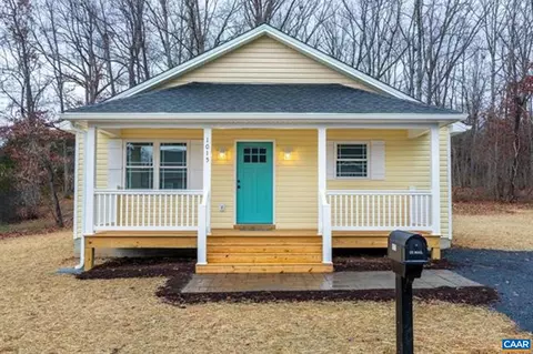 1015 Gardner St, Waynesboro, VA 22980