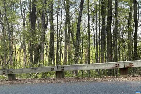 000 Reeds Gap Rd, Lyndhurst, VA 22952