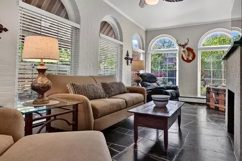 Living - 552 Chestnut Ave, Waynesboro, VA 22980 photo 11 of 12