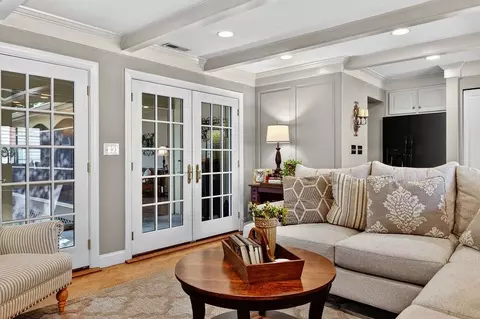 Living - 552 Chestnut Ave, Waynesboro, VA 22980 photo 6 of 12