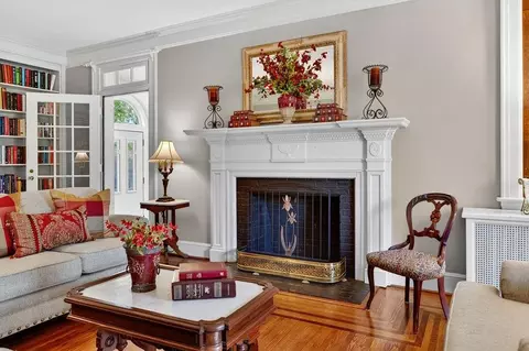 Living - 552 Chestnut Ave, Waynesboro, VA 22980 photo 3 of 12