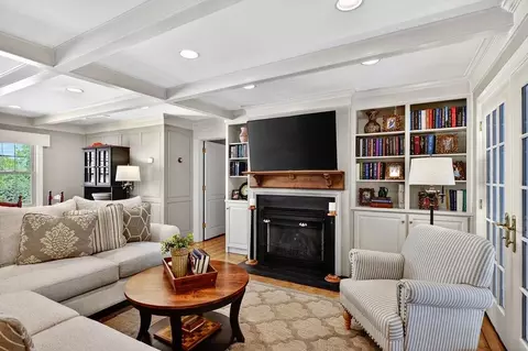 Living - 552 Chestnut Ave, Waynesboro, VA 22980 photo 7 of 12