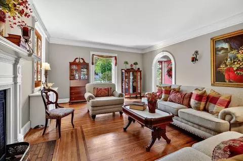 Living - 552 Chestnut Ave, Waynesboro, VA 22980 photo 4 of 12