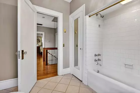 Bath - 552 Chestnut Ave, Waynesboro, VA 22980 photo 8 of 9
