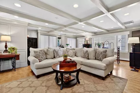 Living - 552 Chestnut Ave, Waynesboro, VA 22980 photo 5 of 12