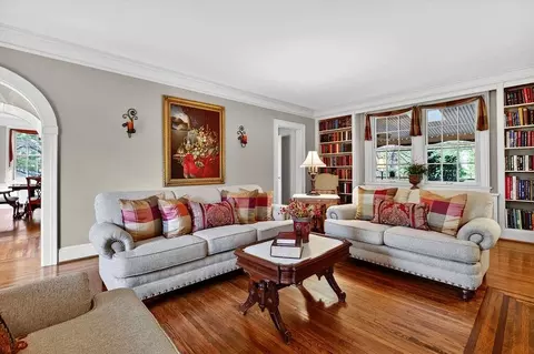 Living - 552 Chestnut Ave, Waynesboro, VA 22980 photo 2 of 12