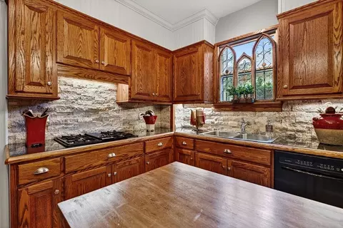 Kitchen - 552 Chestnut Ave, Waynesboro, VA 22980 photo 5 of 8