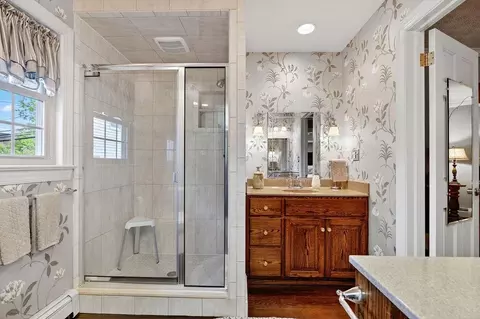 Bath - 552 Chestnut Ave, Waynesboro, VA 22980 photo 1 of 9