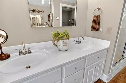 Bath - 552 Chestnut Ave, Waynesboro, VA 22980 photo 7 of 9