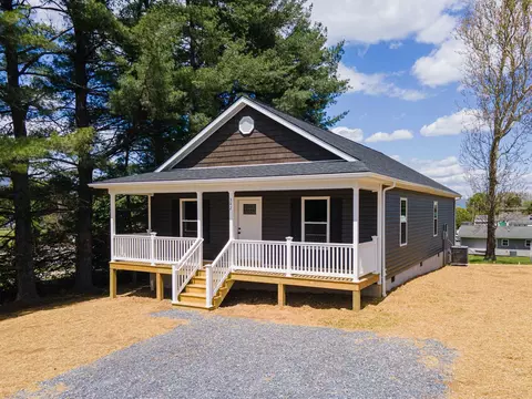 342 W Fairfax Ave W, Elkton, VA 22827