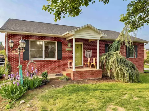222 1st St, Broadway, VA 22815