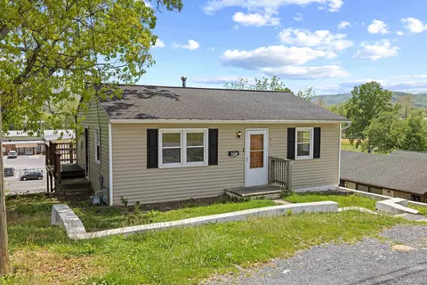 870 Fairfax Ave, Waynesboro, VA 22980