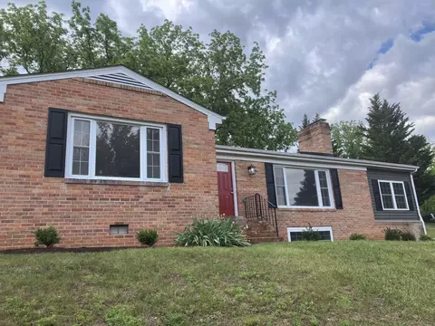 212 Skyland Dr, Staunton, VA 24401