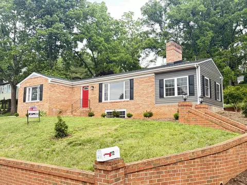 212 Skyland Dr, Staunton, VA 24401