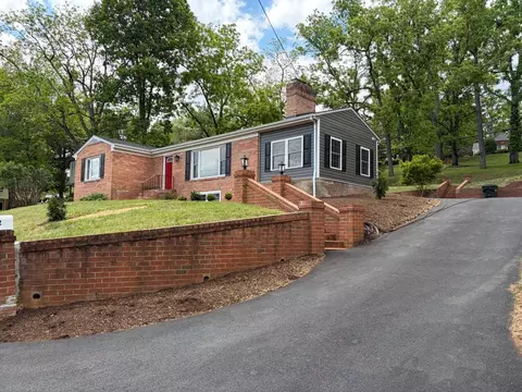 212 Skyland Dr, Staunton, VA 24401