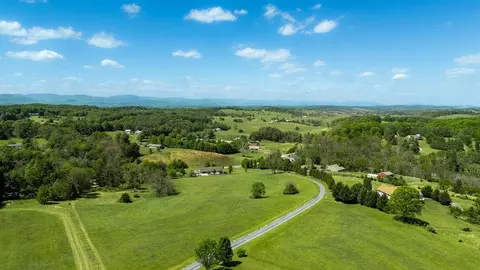 112 Guernsey Ln, Staunton, VA 24401