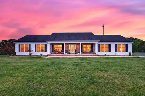 112 Guernsey Ln, Staunton, VA 24401