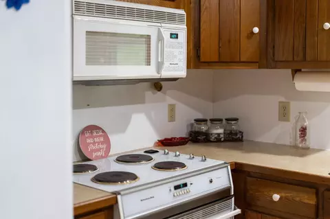 Kitchen - 94 Bear Path Ln, Lyndhurst, VA 22952 photo 9 of 10