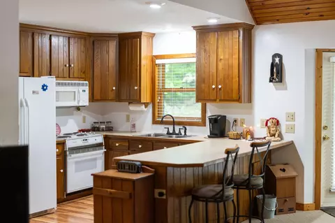 Kitchen - 94 Bear Path Ln, Lyndhurst, VA 22952 photo 4 of 10