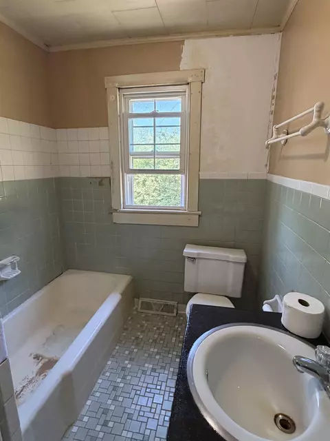 Bath - 845 3rd St, Waynesboro, VA 22980 photo 2 of 2