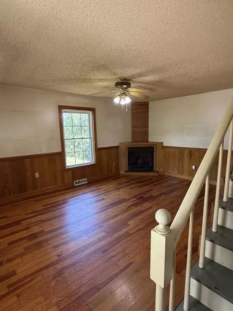 Living - 845 3rd St, Waynesboro, VA 22980 photo 1 of 4