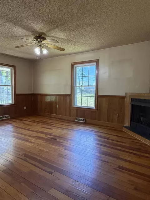 Living - 845 3rd St, Waynesboro, VA 22980 photo 3 of 4