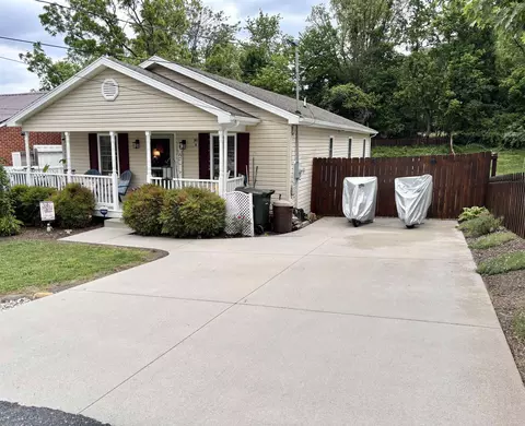 341 Campbell St # A, Staunton, VA 24401