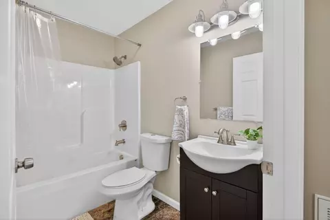 Bath - 357 W Springbrook Rd W, Broadway, VA 22815 photo 4 of 5
