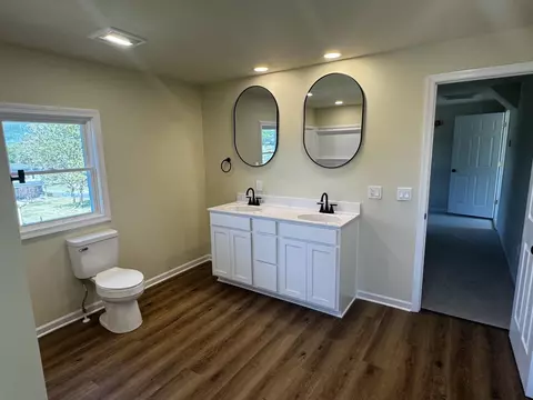 Bath - 806 Junior Ave, Shenandoah, VA 22849 photo 3 of 7