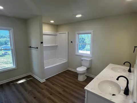 Bath - 806 Junior Ave, Shenandoah, VA 22849 photo 4 of 7
