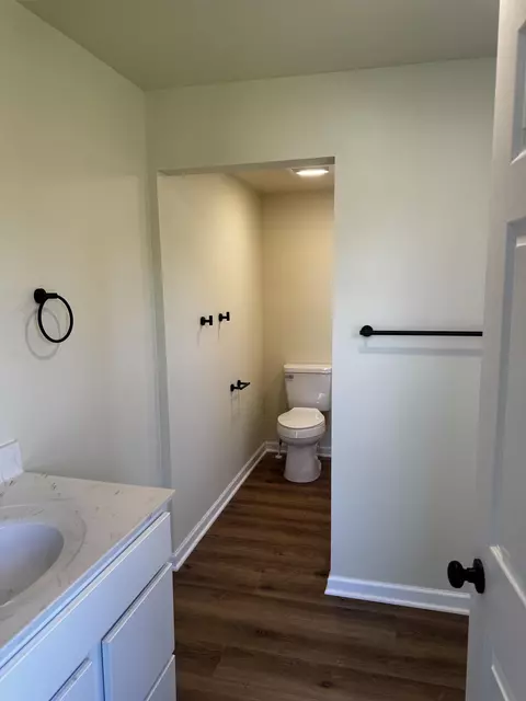 Bath - 806 Junior Ave, Shenandoah, VA 22849 photo 1 of 7