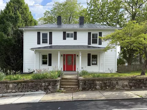 1202 W Beverley St W, Staunton, VA 24401
