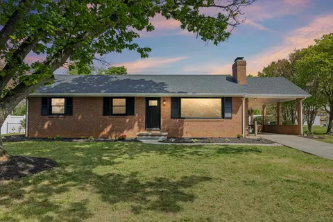 217 Stonewall Dr, Waynesboro, VA 22980