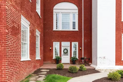 100 Village Dr #101, Staunton, VA 24401