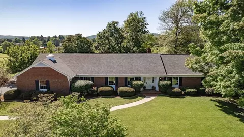 1270 Nova Dr, Waynesboro, VA 22980
