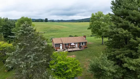 7827 N Lee Hwy N, Raphine, VA 24472
