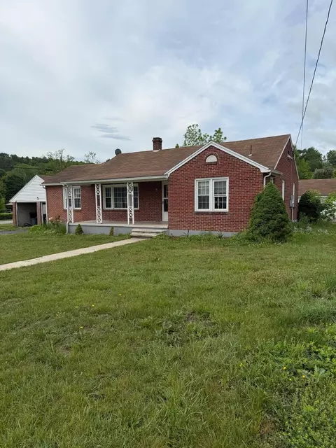 56 N Church St N, Craigsville, VA 24430