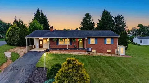 151 Sunset Dr, Waynesboro, VA 22980